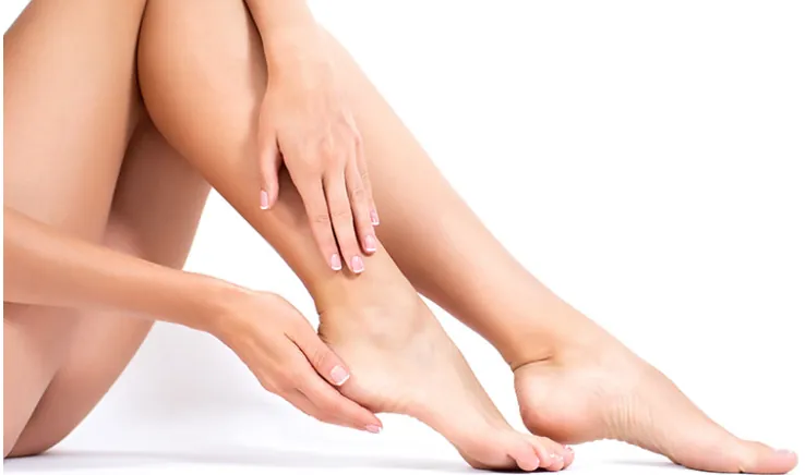 Piernas y pies cuidados tras un tratamiento de belleza en cabina